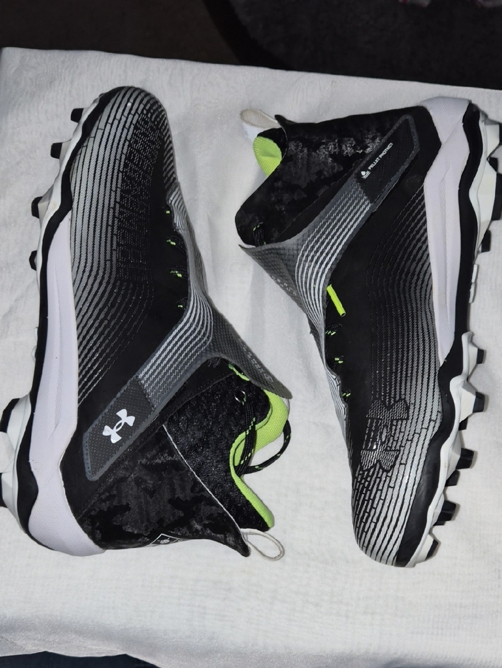 Under Armour Black & Neon Green Men’s Mid-Top Athletic Cleats Size 10.5